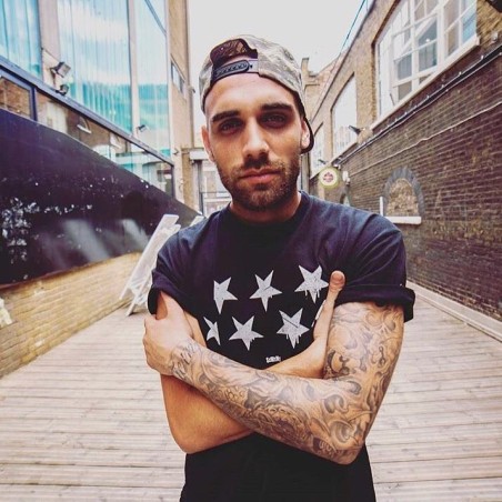 CAMISETA NEGRA ESTRELLAS INVERTIDAS BLACK FLAG - SLUM WEAR