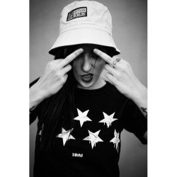 CAMISETA NEGRA ESTRELLAS INVERTIDAS BLACK FLAG - Slum Wear